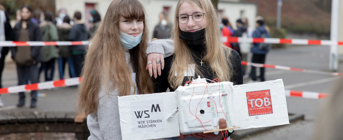 zwei Mädchen halten eine Styropor Sonde