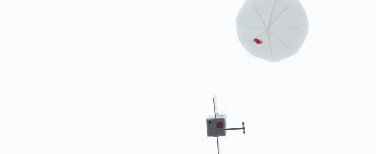 die Styropor Sonde hängt an einem weißen Ballon